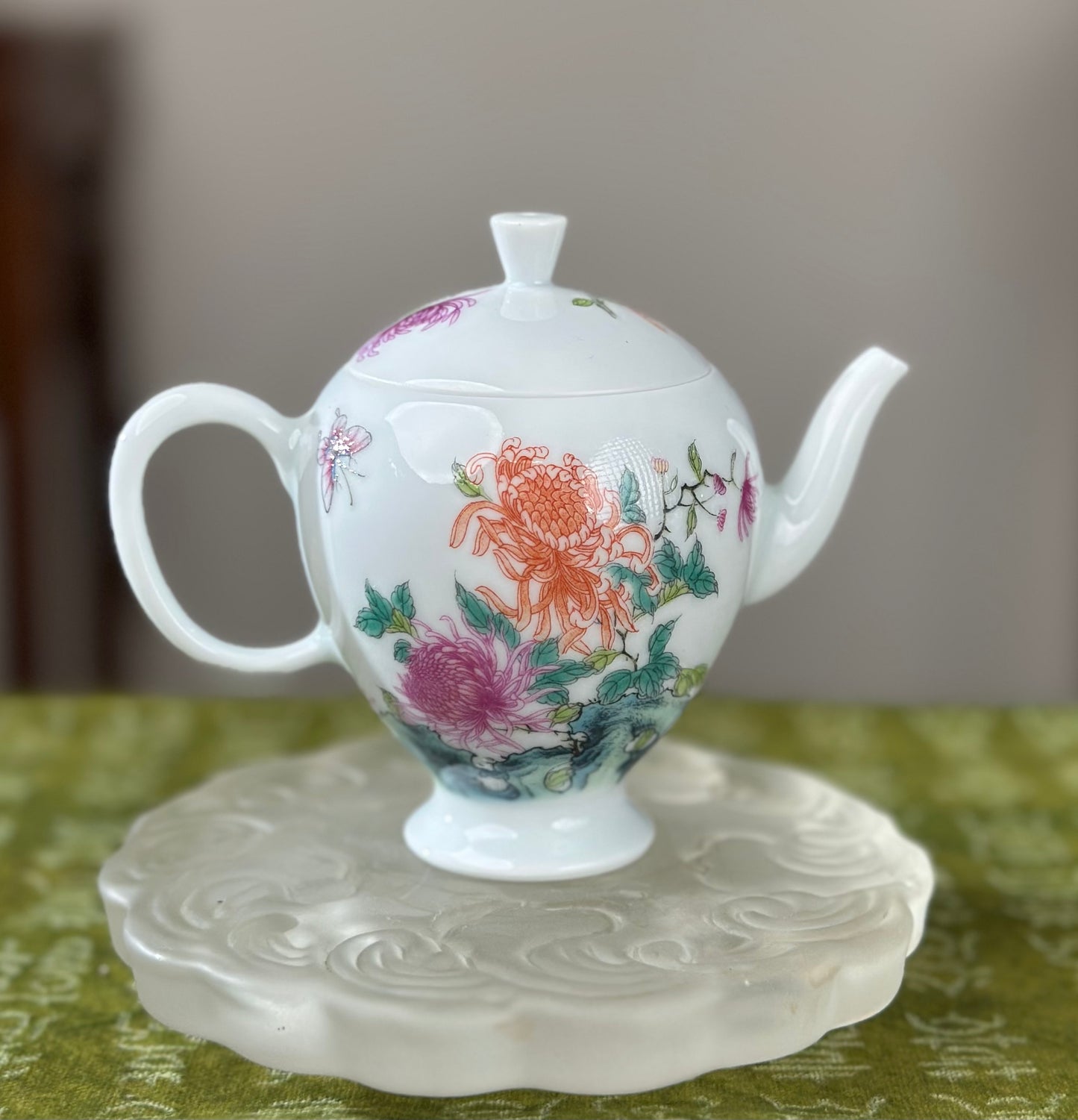 Handpainted Chinese Enamel Chrysanthemum Flower White Porcelain Artwork Teapot