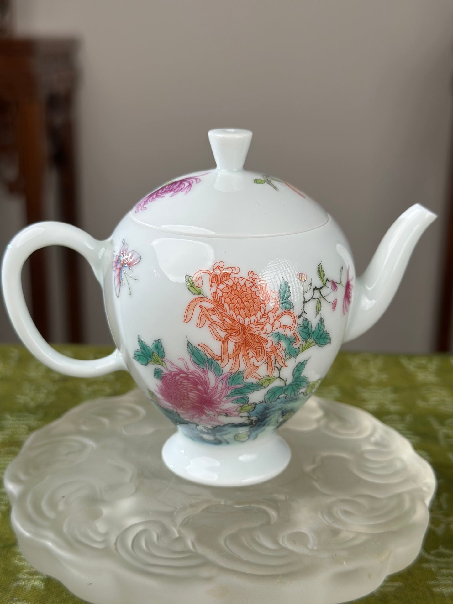 Handpainted Chinese Enamel Chrysanthemum Flower White Porcelain Artwork Teapot