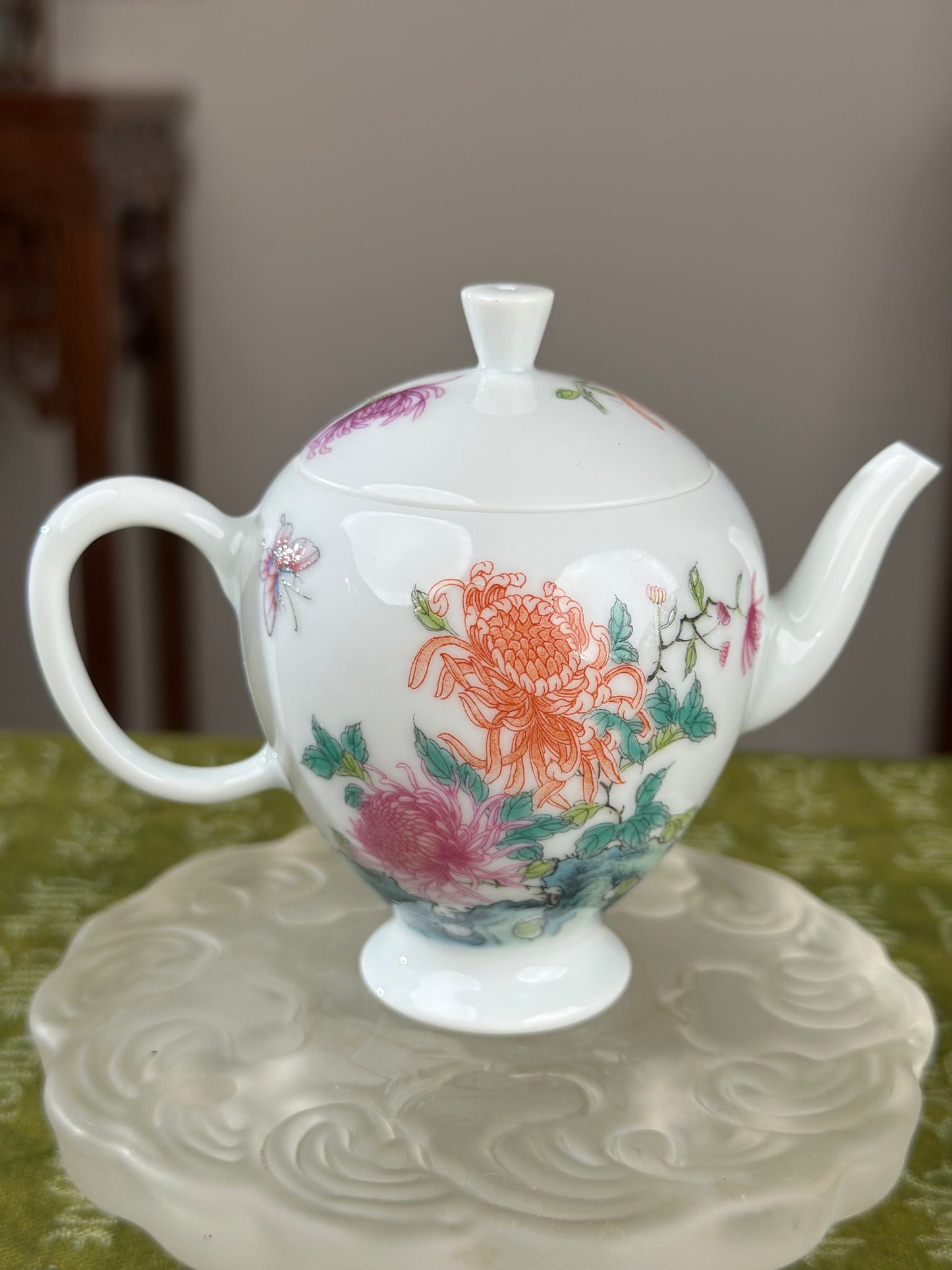 Handpainted Chinese Enamel Chrysanthemum Flower White Porcelain Artwork Teapot