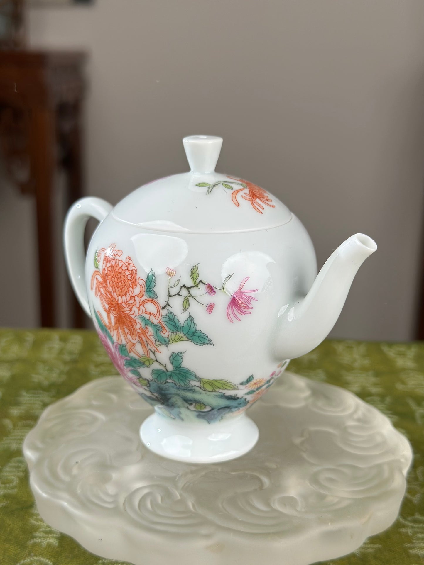 Handpainted Chinese Enamel Chrysanthemum Flower White Porcelain Artwork Teapot