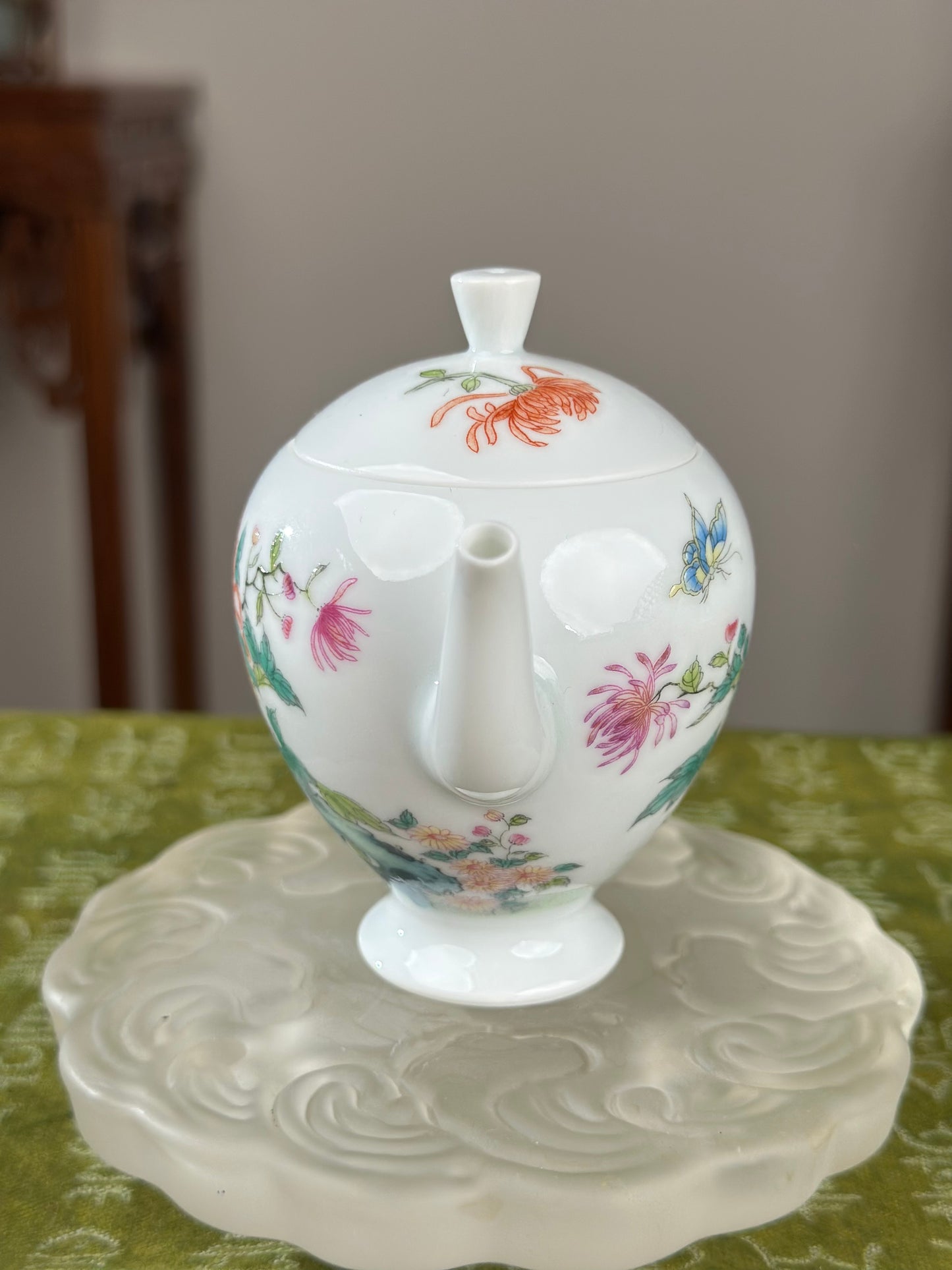 Handpainted Chinese Enamel Chrysanthemum Flower White Porcelain Artwork Teapot