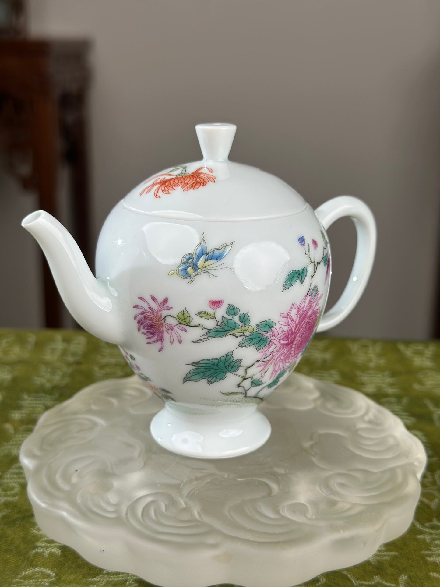 Handpainted Chinese Enamel Chrysanthemum Flower White Porcelain Artwork Teapot