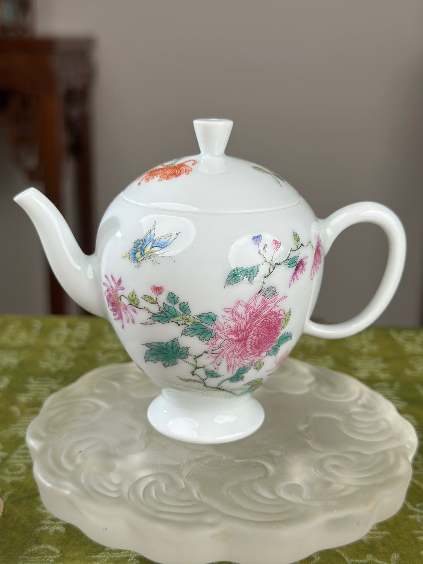 Handpainted Chinese Enamel Chrysanthemum Flower White Porcelain Artwork Teapot