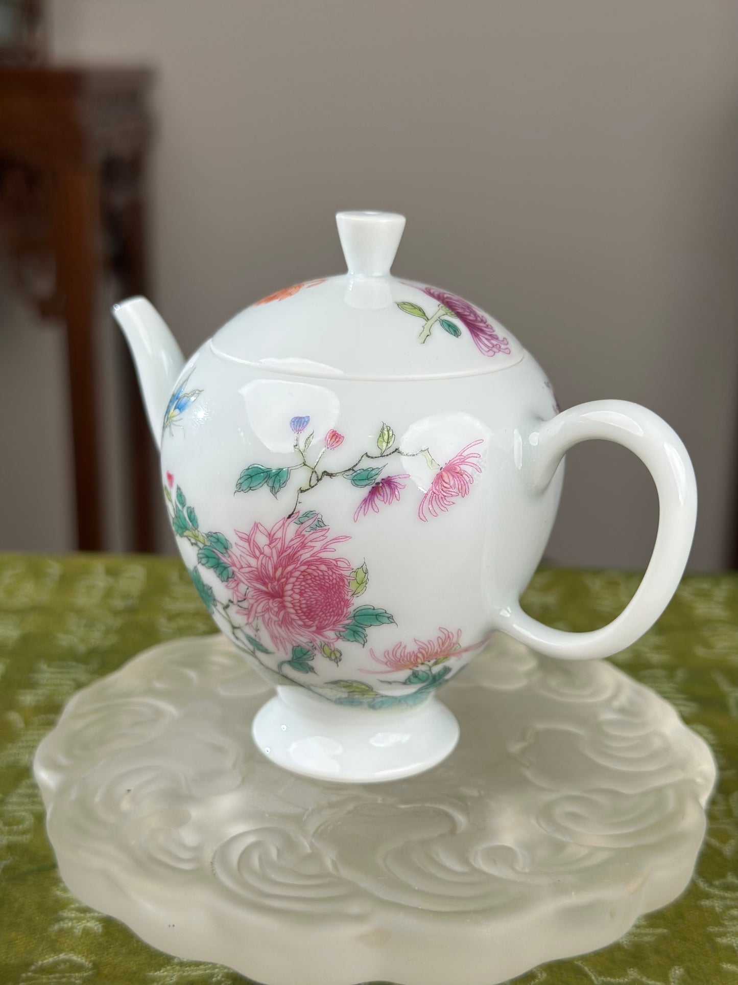 Handpainted Chinese Enamel Chrysanthemum Flower White Porcelain Artwork Teapot
