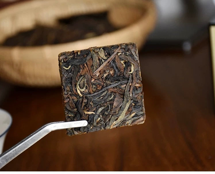 Chinese Yunnan Gushu Sun-dried Black Tea Aged Tree Red Tea Dianhong Mini Tea Cake