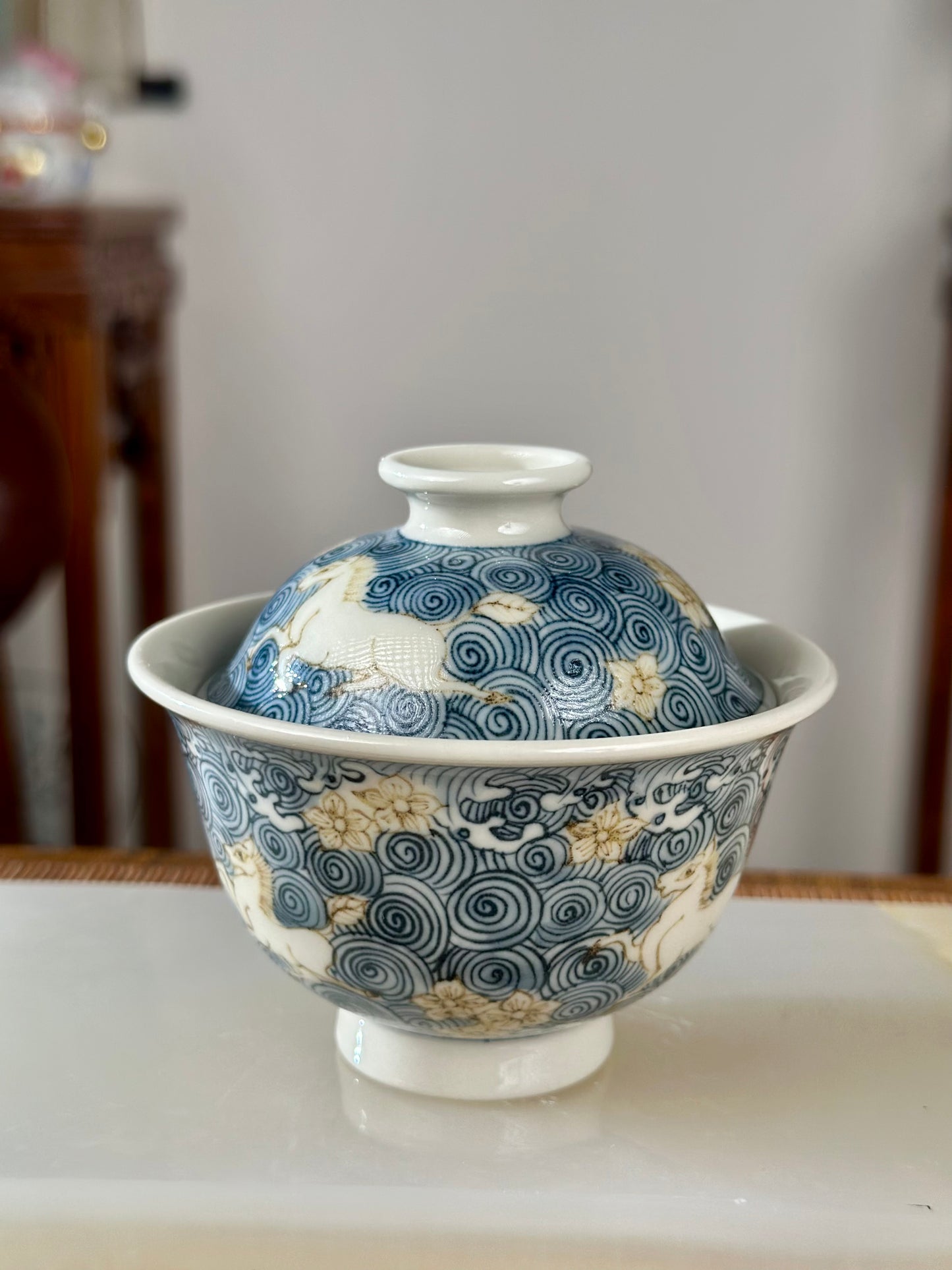 Handpainted Chinese Luxious Blue White Porcelain Underglaze Gold Youlijin Horse Flower Ocean Wave Pattern Gaiwan Set Artwork Teacup