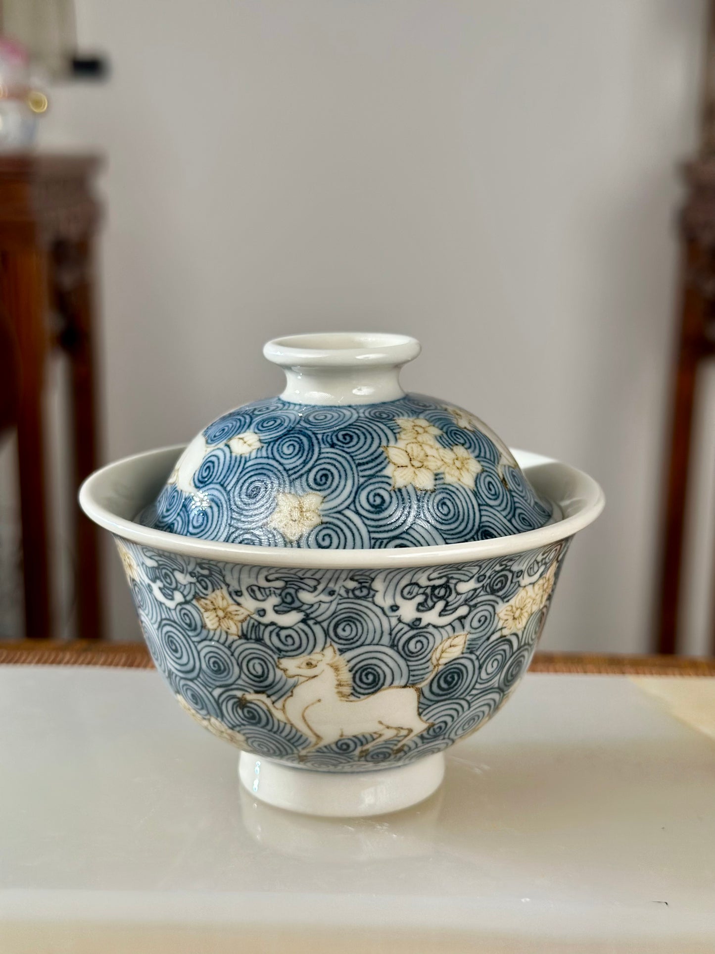 Handpainted Chinese Luxious Blue White Porcelain Underglaze Gold Youlijin Horse Flower Ocean Wave Pattern Gaiwan Set Artwork Teacup