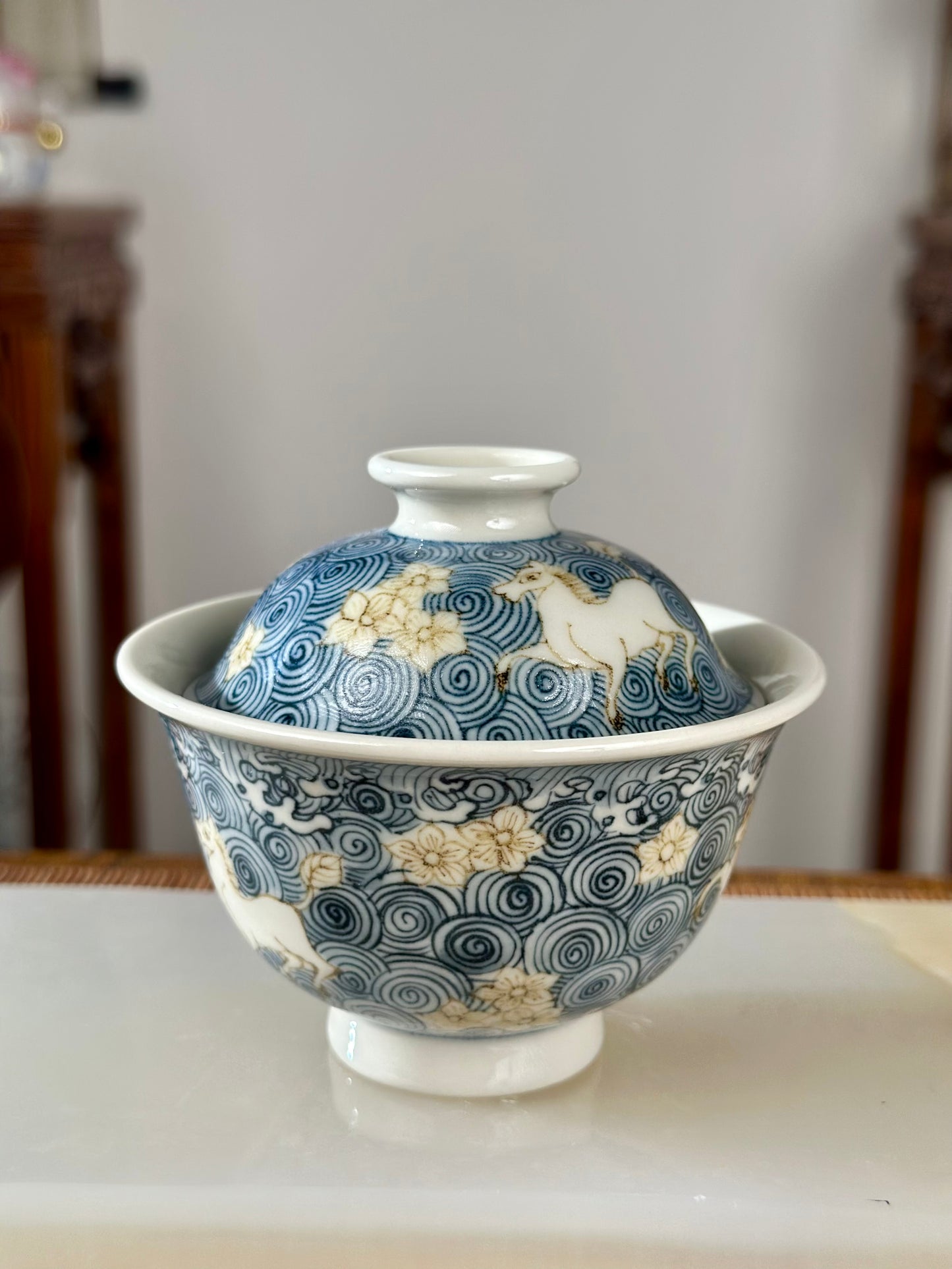 Handpainted Chinese Luxious Blue White Porcelain Underglaze Gold Youlijin Horse Flower Ocean Wave Pattern Gaiwan Set Artwork Teacup
