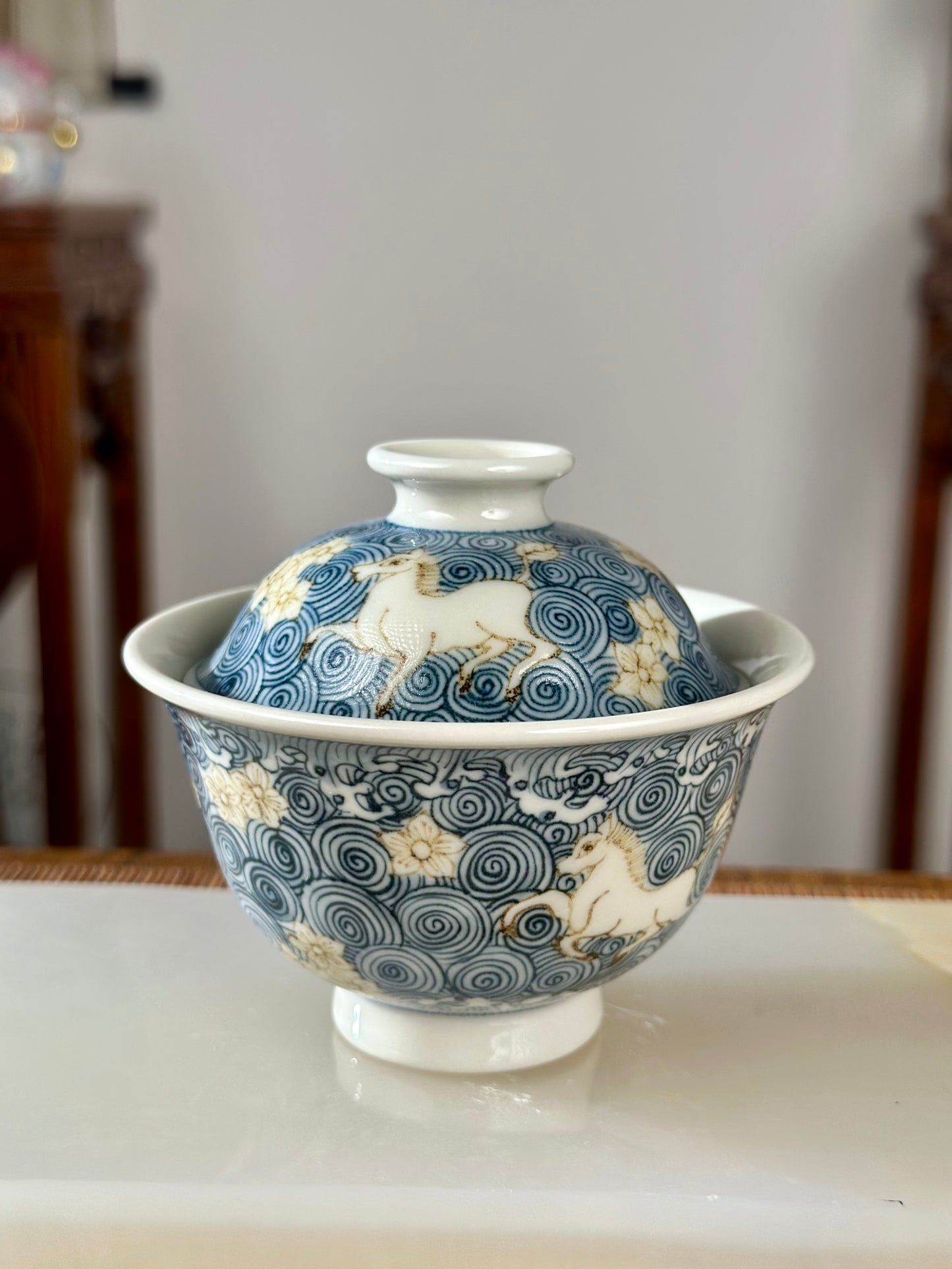 Handpainted Chinese Luxious Blue White Porcelain Underglaze Gold Youlijin Horse Flower Ocean Wave Pattern Gaiwan Set Artwork Teacup