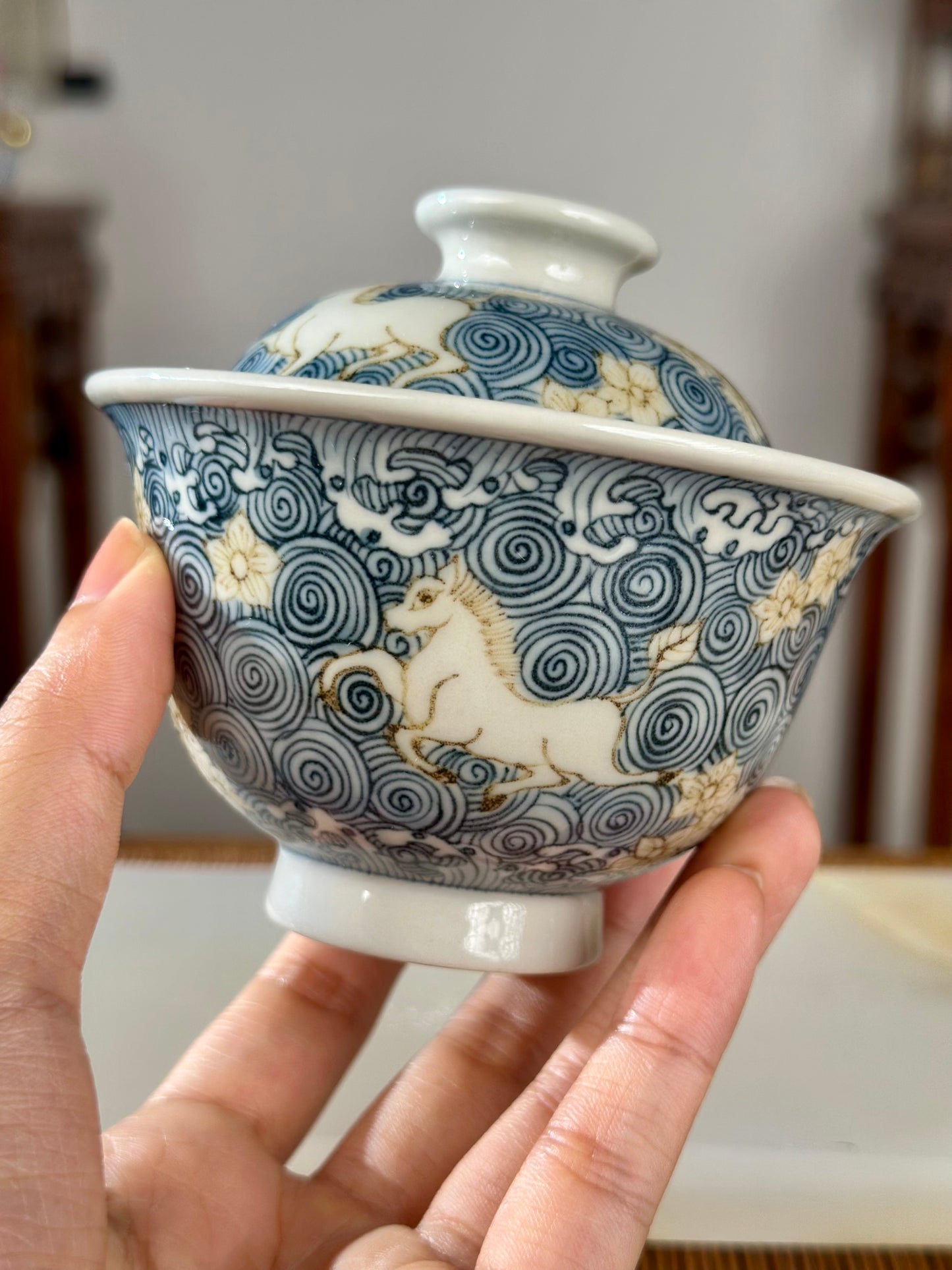 Handpainted Chinese Luxious Blue White Porcelain Underglaze Gold Youlijin Horse Flower Ocean Wave Pattern Gaiwan Set Artwork Teacup