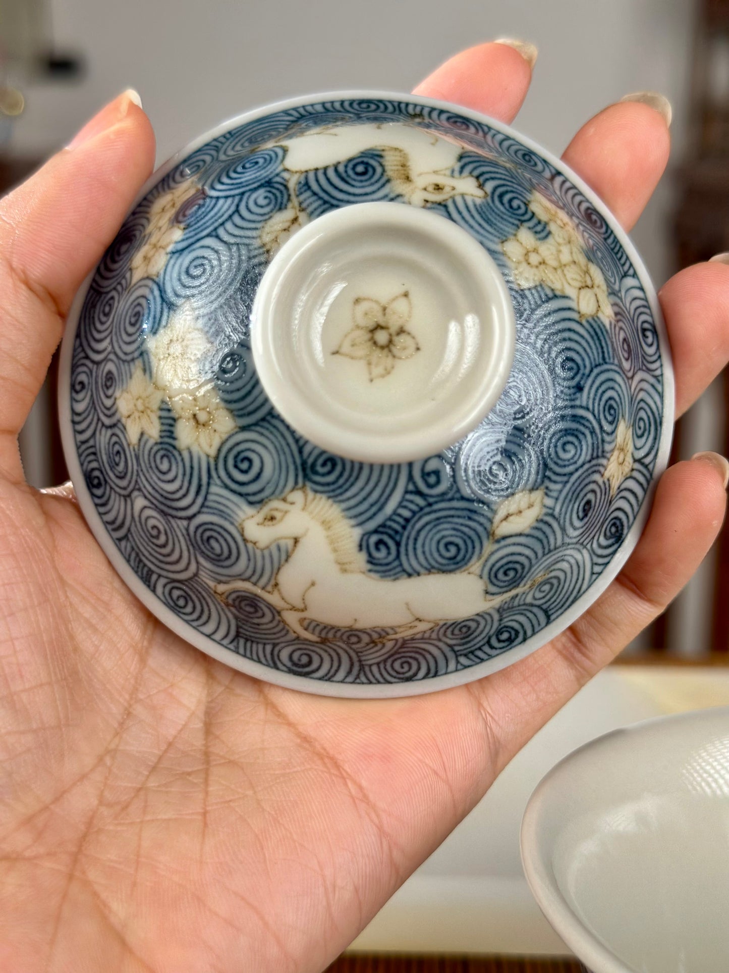 Handpainted Chinese Luxious Blue White Porcelain Underglaze Gold Youlijin Horse Flower Ocean Wave Pattern Gaiwan Set Artwork Teacup