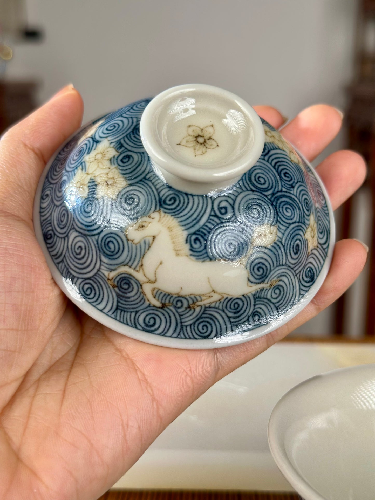 Handpainted Chinese Luxious Blue White Porcelain Underglaze Gold Youlijin Horse Flower Ocean Wave Pattern Gaiwan Set Artwork Teacup