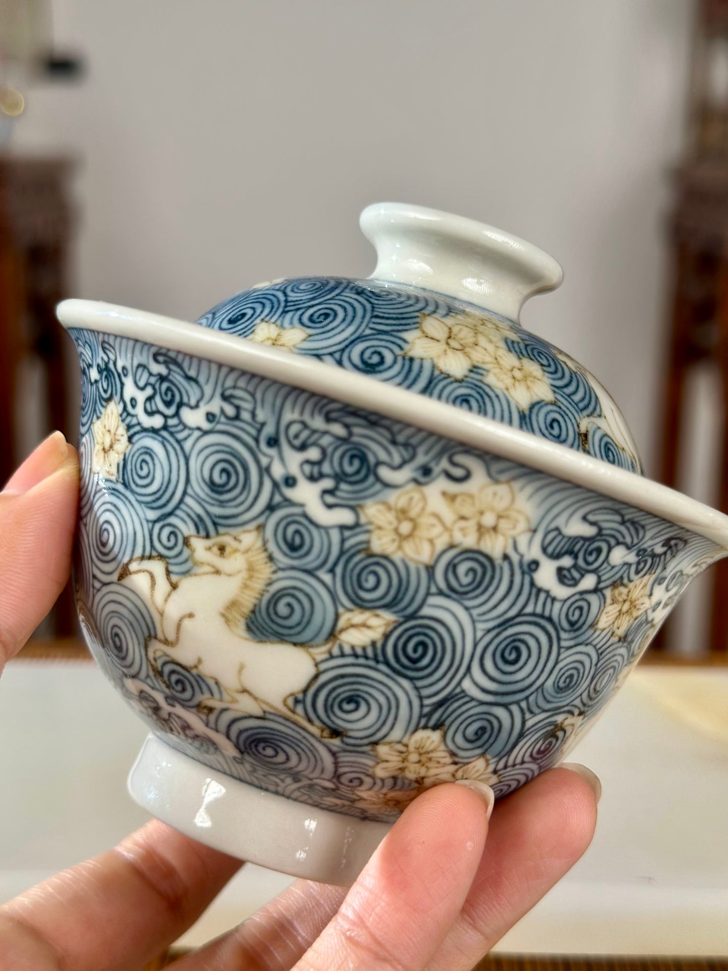 Handpainted Chinese Luxious Blue White Porcelain Underglaze Gold Youlijin Horse Flower Ocean Wave Pattern Gaiwan Set Artwork Teacup