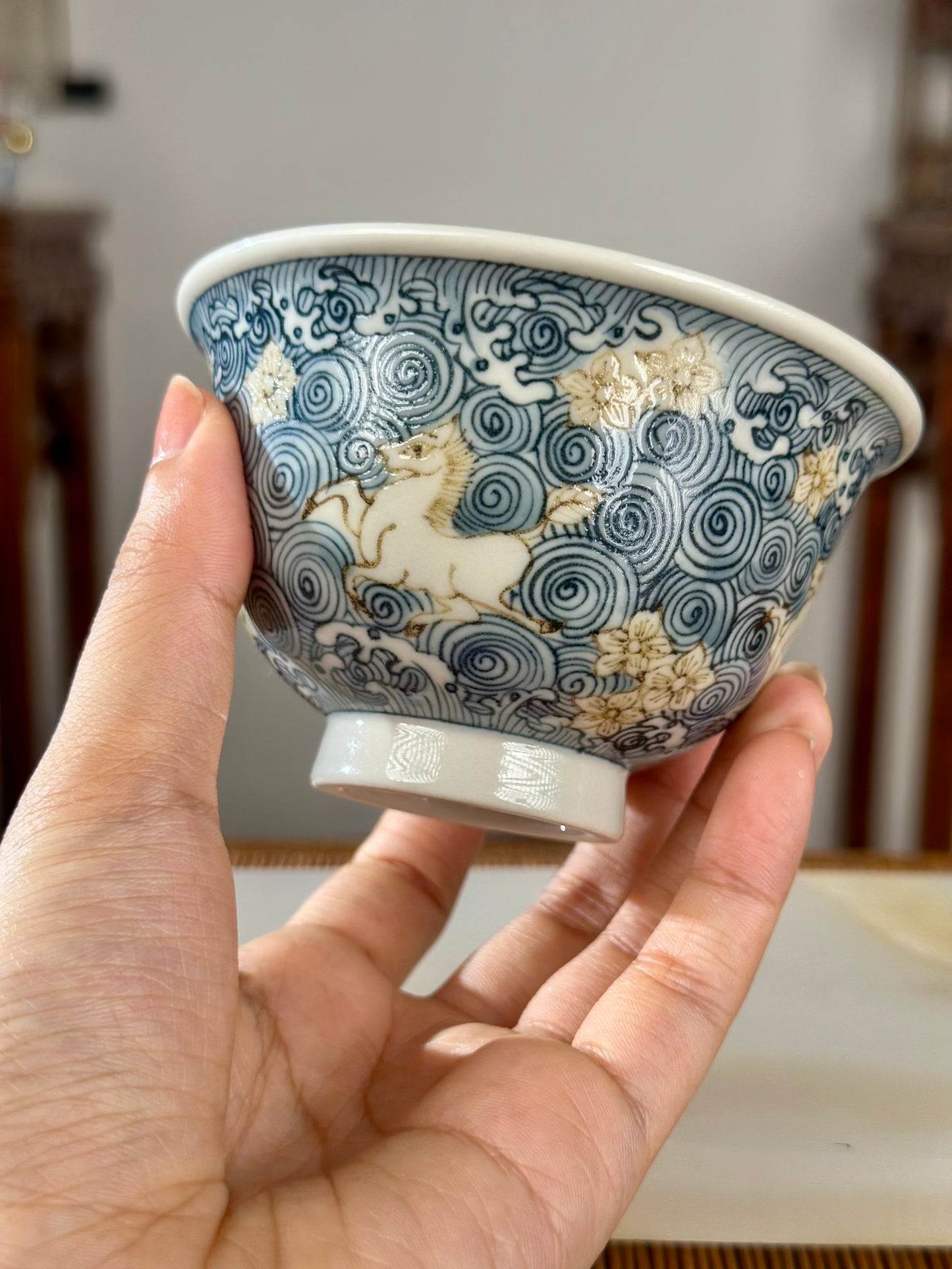 Handpainted Chinese Luxious Blue White Porcelain Underglaze Gold Youlijin Horse Flower Ocean Wave Pattern Gaiwan Set Artwork Teacup