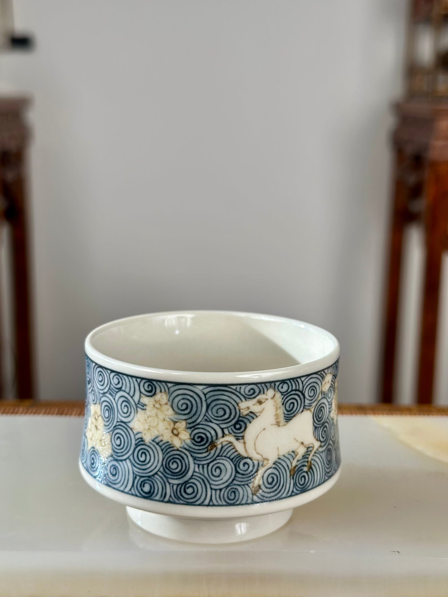 Handpainted Chinese Luxious Blue White Porcelain Underglaze Gold Youlijin Horse Flower Ocean Wave Pattern Gaiwan Set Artwork Teacup