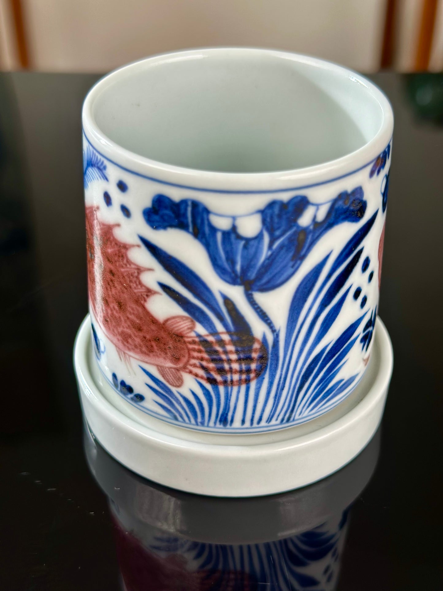 Handpainted Chinese Traditional Gui Fish Pattern Blue and White Underglaze Red Youlihong Porcelain Jingdezhen Rotating Teacup