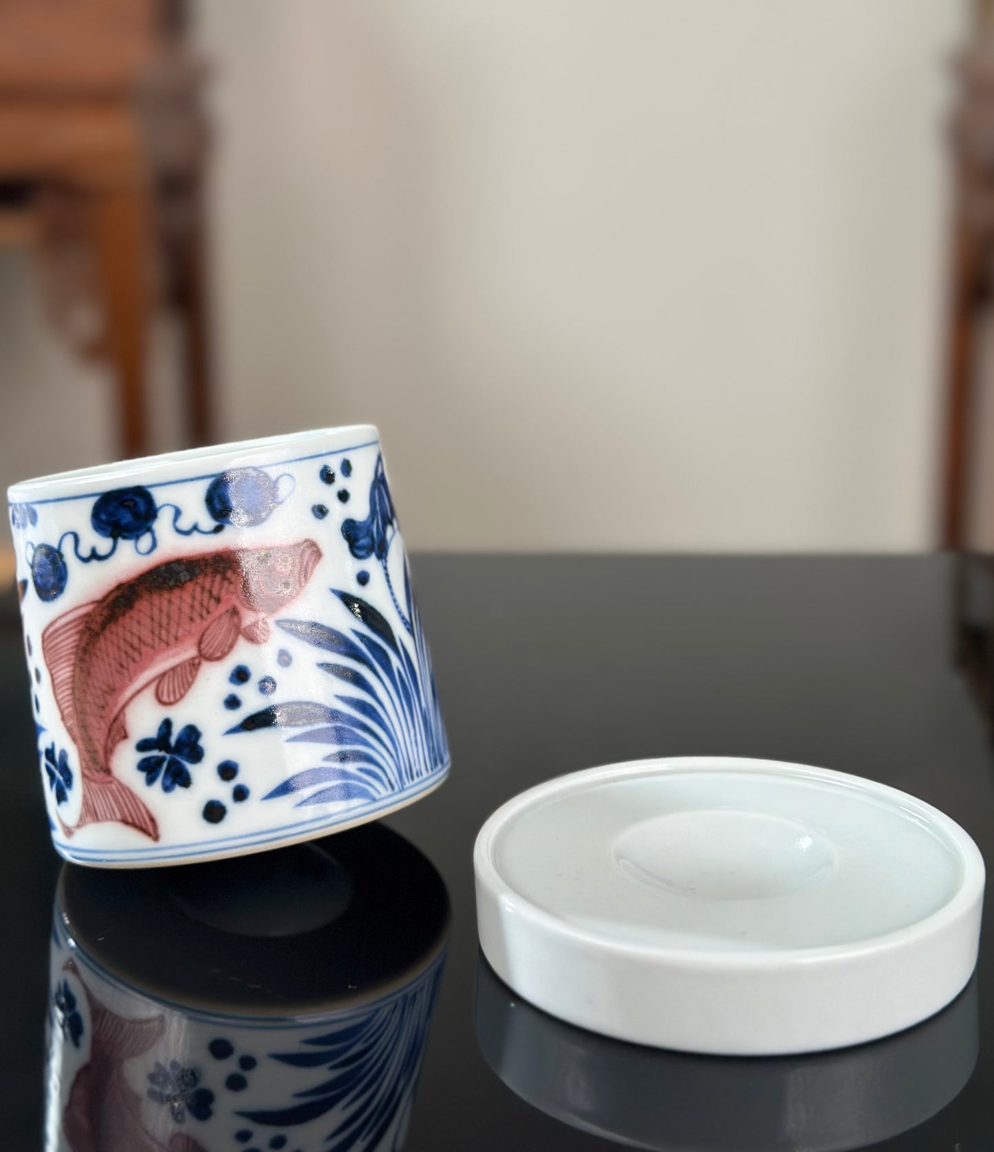 Handpainted Chinese Traditional Gui Fish Pattern Blue and White Underglaze Red Youlihong Porcelain Jingdezhen Rotating Teacup
