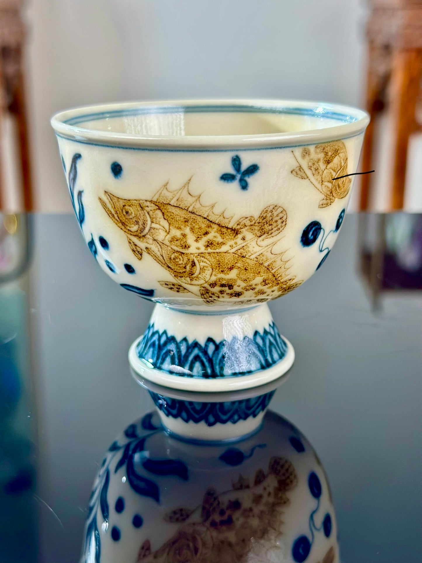Handpainted Chinese Luxious Blue White Porcelain Underglaze Gold Youlijin Classic Nine Gui Fishes Pattern Artwork Teacup
