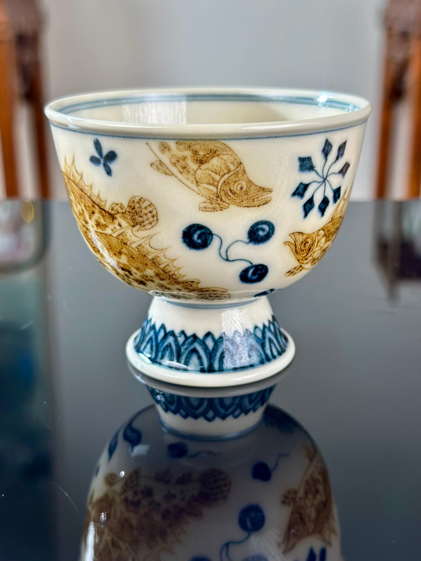 Handpainted Chinese Luxious Blue White Porcelain Underglaze Gold Youlijin Classic Nine Gui Fishes Pattern Artwork Teacup
