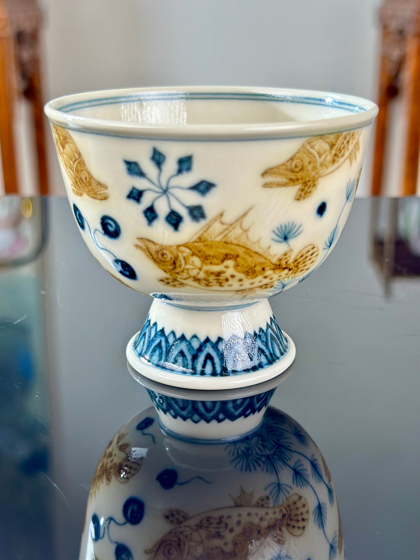 Handpainted Chinese Luxious Blue White Porcelain Underglaze Gold Youlijin Classic Nine Gui Fishes Pattern Artwork Teacup
