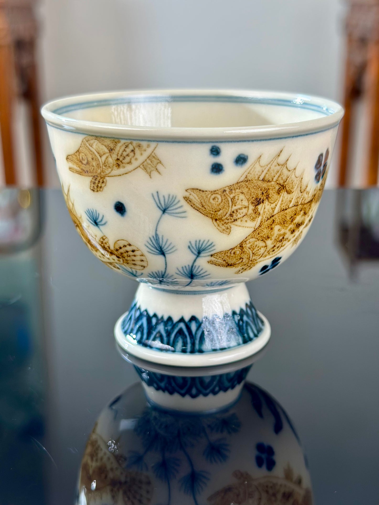 Handpainted Chinese Luxious Blue White Porcelain Underglaze Gold Youlijin Classic Nine Gui Fishes Pattern Artwork Teacup