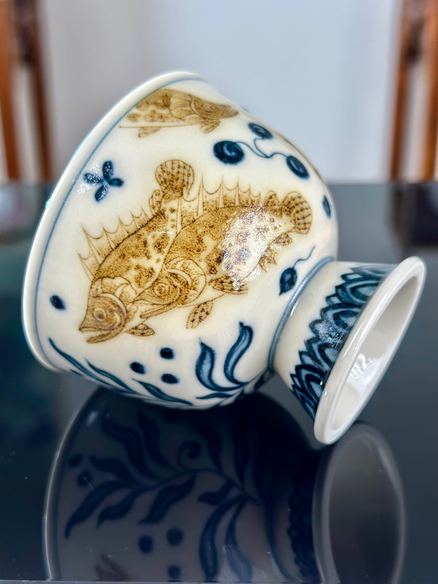 Handpainted Chinese Luxious Blue White Porcelain Underglaze Gold Youlijin Classic Nine Gui Fishes Pattern Artwork Teacup