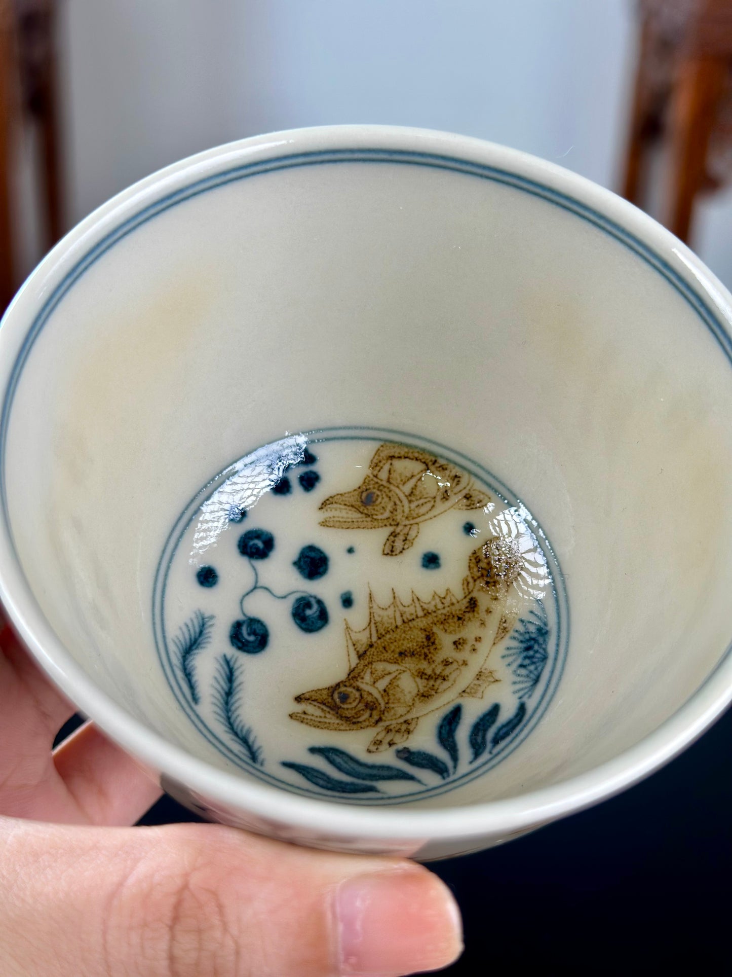 Handpainted Chinese Luxious Blue White Porcelain Underglaze Gold Youlijin Classic Nine Gui Fishes Pattern Artwork Teacup