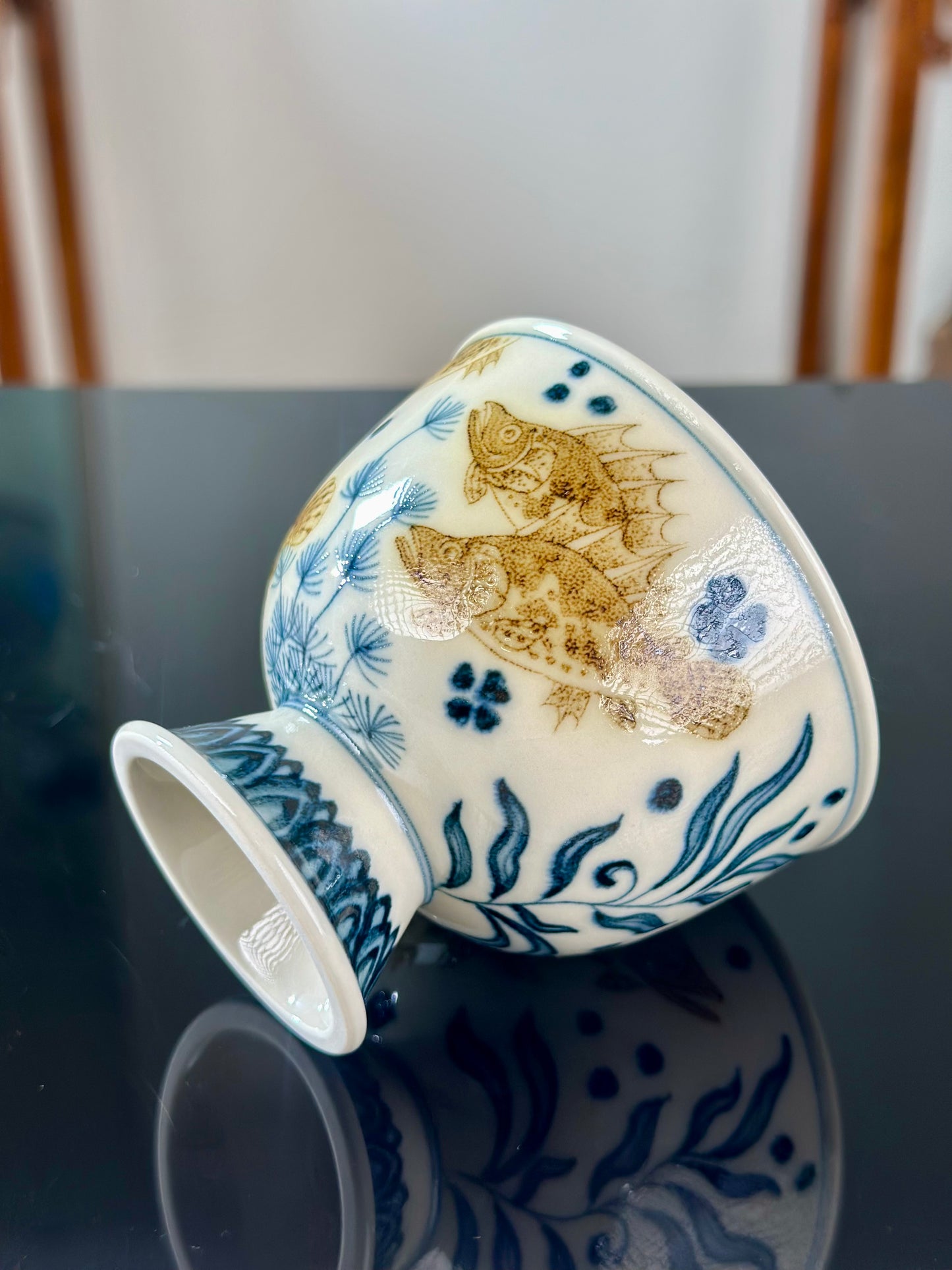 Handpainted Chinese Luxious Blue White Porcelain Underglaze Gold Youlijin Classic Nine Gui Fishes Pattern Artwork Teacup