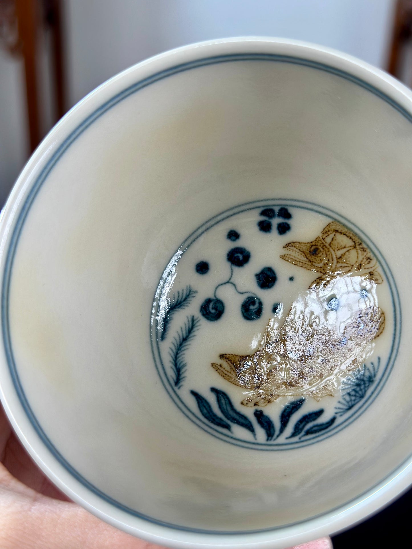 Handpainted Chinese Luxious Blue White Porcelain Underglaze Gold Youlijin Classic Nine Gui Fishes Pattern Artwork Teacup