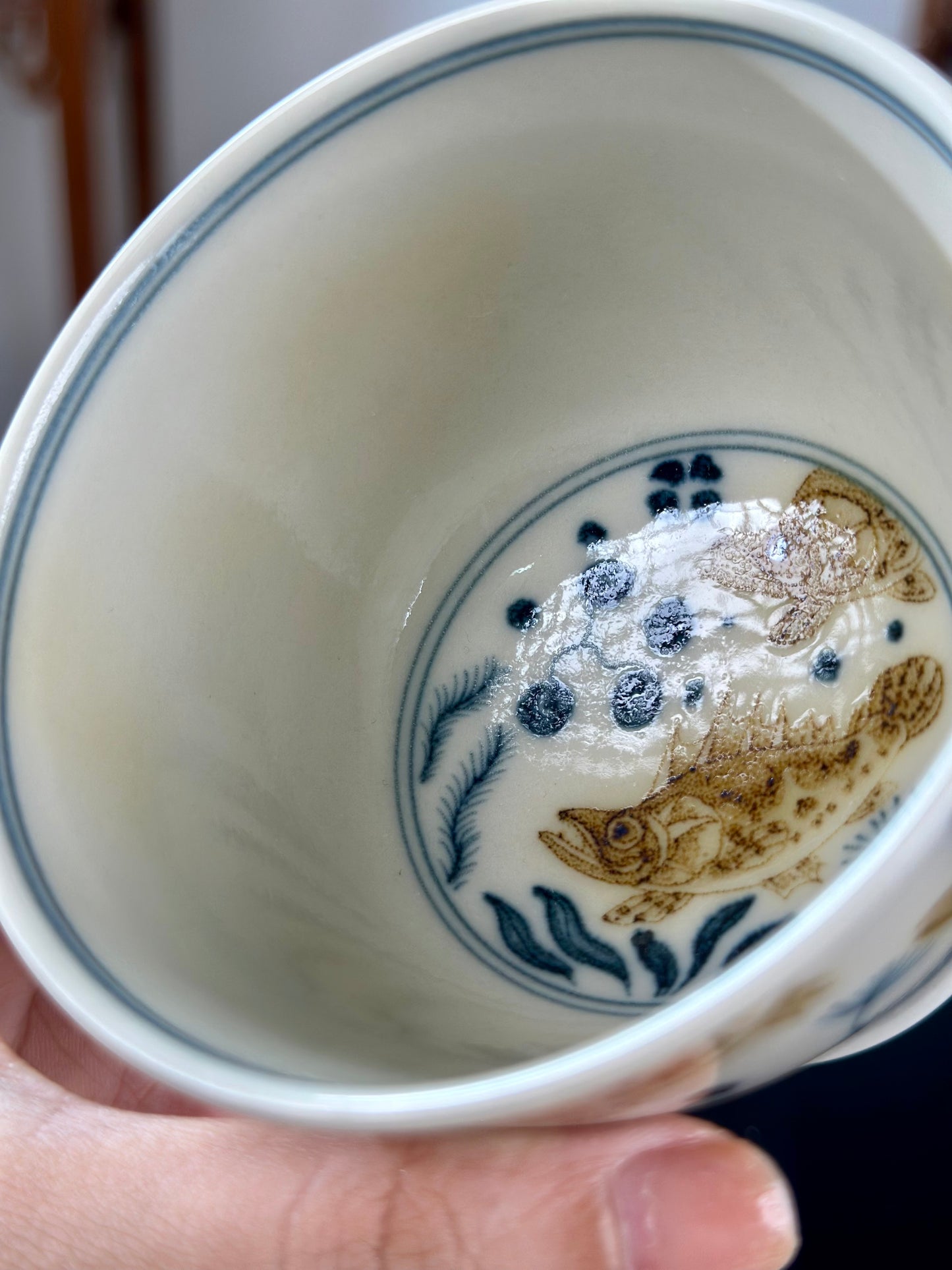 Handpainted Chinese Luxious Blue White Porcelain Underglaze Gold Youlijin Classic Nine Gui Fishes Pattern Artwork Teacup