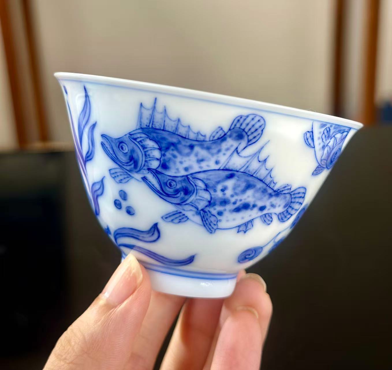 Handpainted Chinese Traditional Fish Pattern Blue and White Porcelain Jingdezhen Super Thin eacup