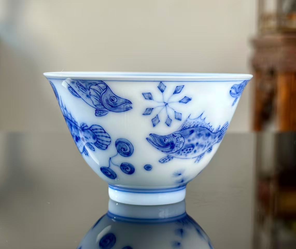 Handpainted Chinese Traditional Fish Pattern Blue and White Porcelain Jingdezhen Super Thin eacup