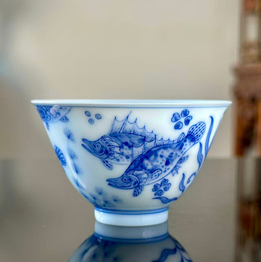 Handpainted Chinese Traditional Fish Pattern Blue and White Porcelain Jingdezhen Super Thin eacup
