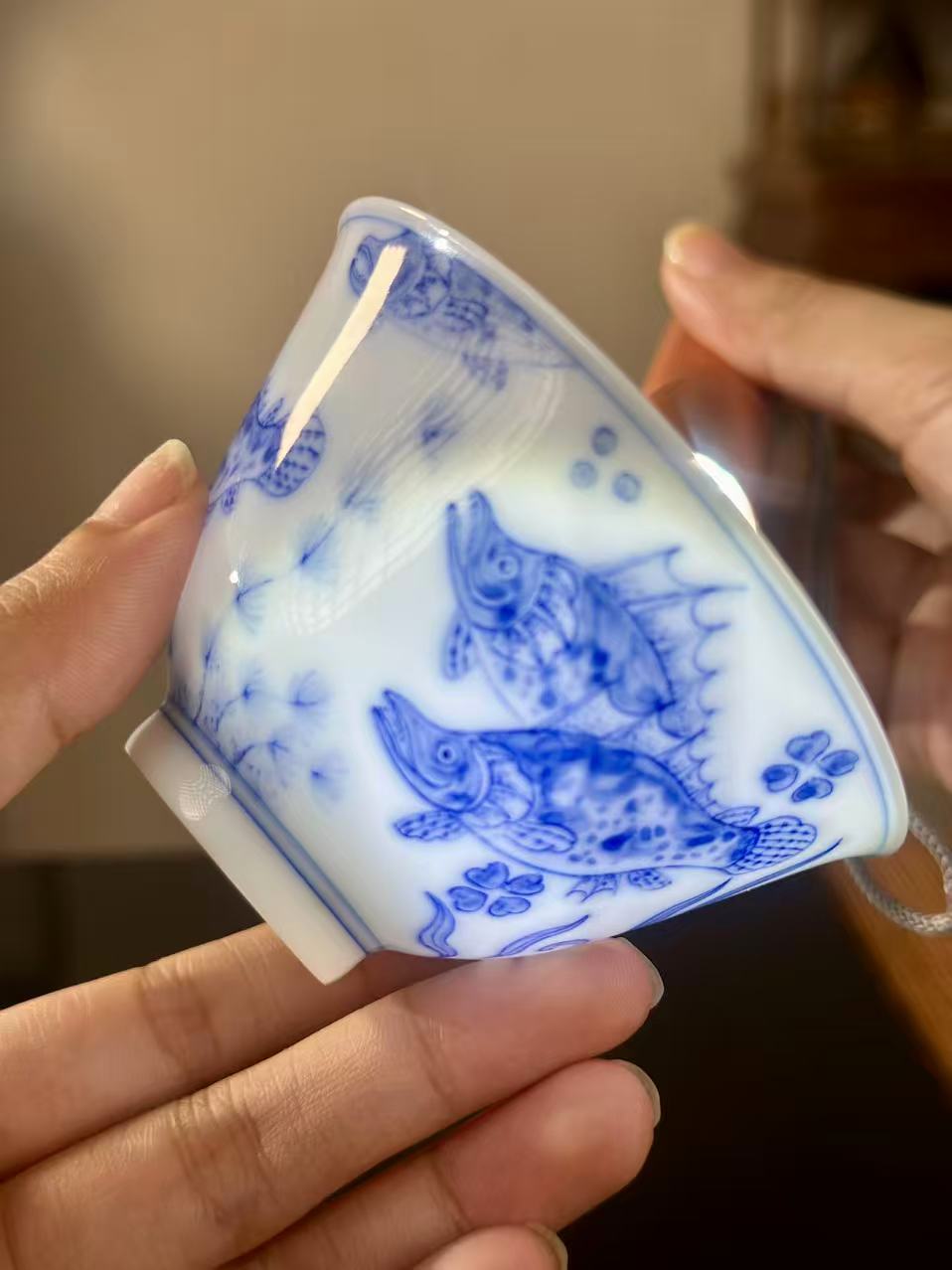 Handpainted Chinese Traditional Fish Pattern Blue and White Porcelain Jingdezhen Super Thin eacup