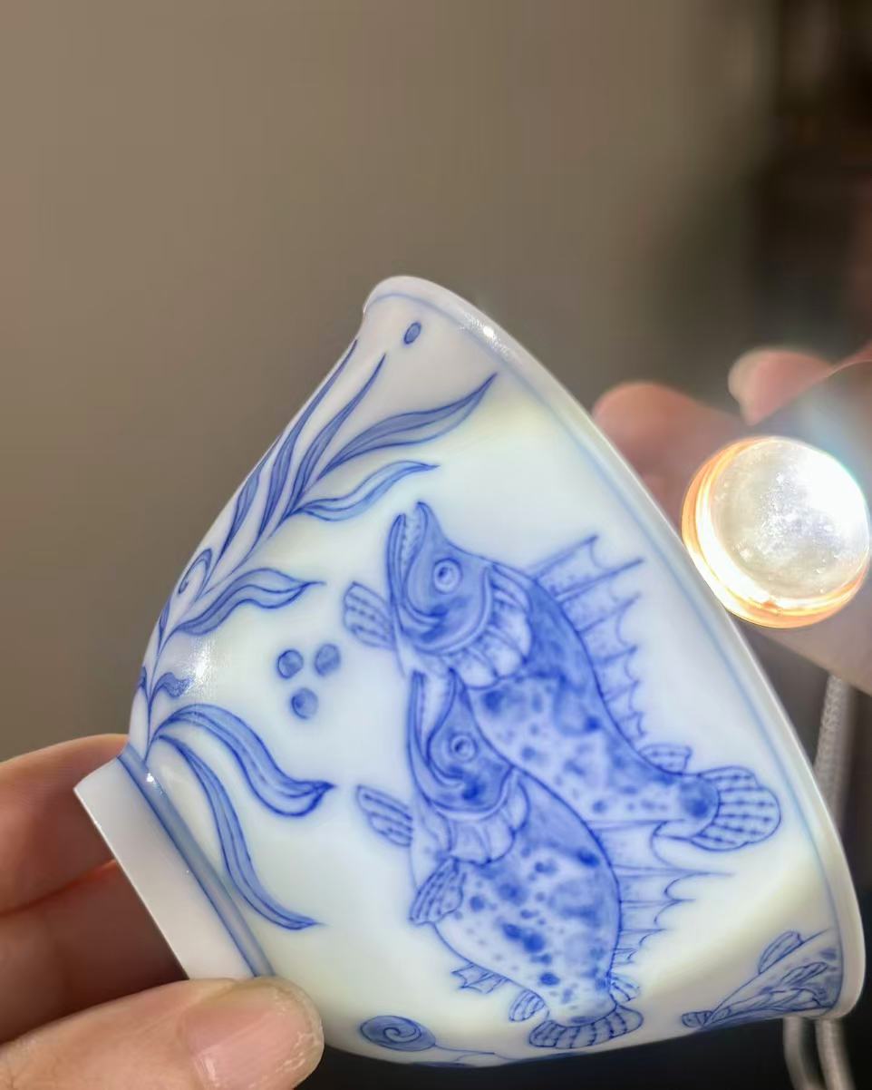 Handpainted Chinese Traditional Fish Pattern Blue and White Porcelain Jingdezhen Super Thin eacup