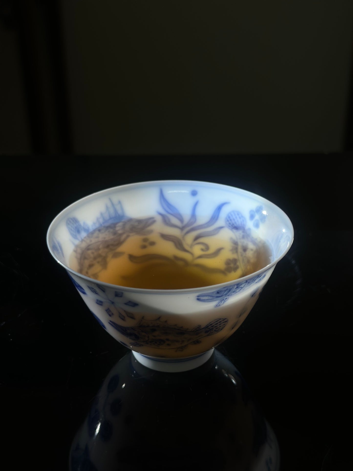 Handpainted Chinese Traditional Fish Pattern Blue and White Porcelain Jingdezhen Super Thin eacup