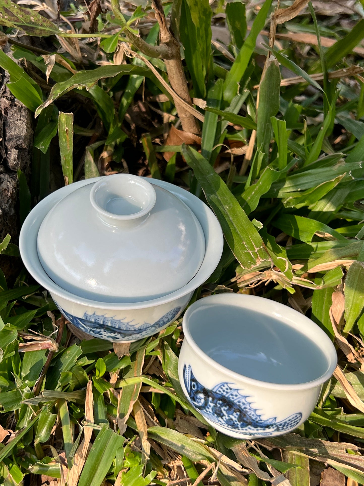 Hand Painted Chinese Blue and White Underglaze Red Porecelain Gaiwan Gui Fish Pattern Teaware Jingdezhen Master Ceramic Artwork