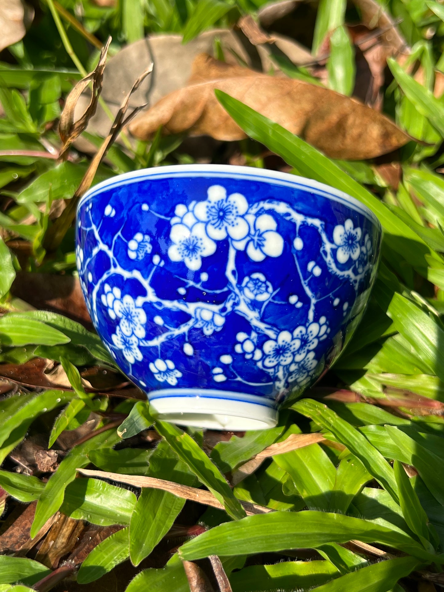 This is Chinese Jingdezhen blue and white porcelain gaiwan. This is a ceramic plum flower teapot