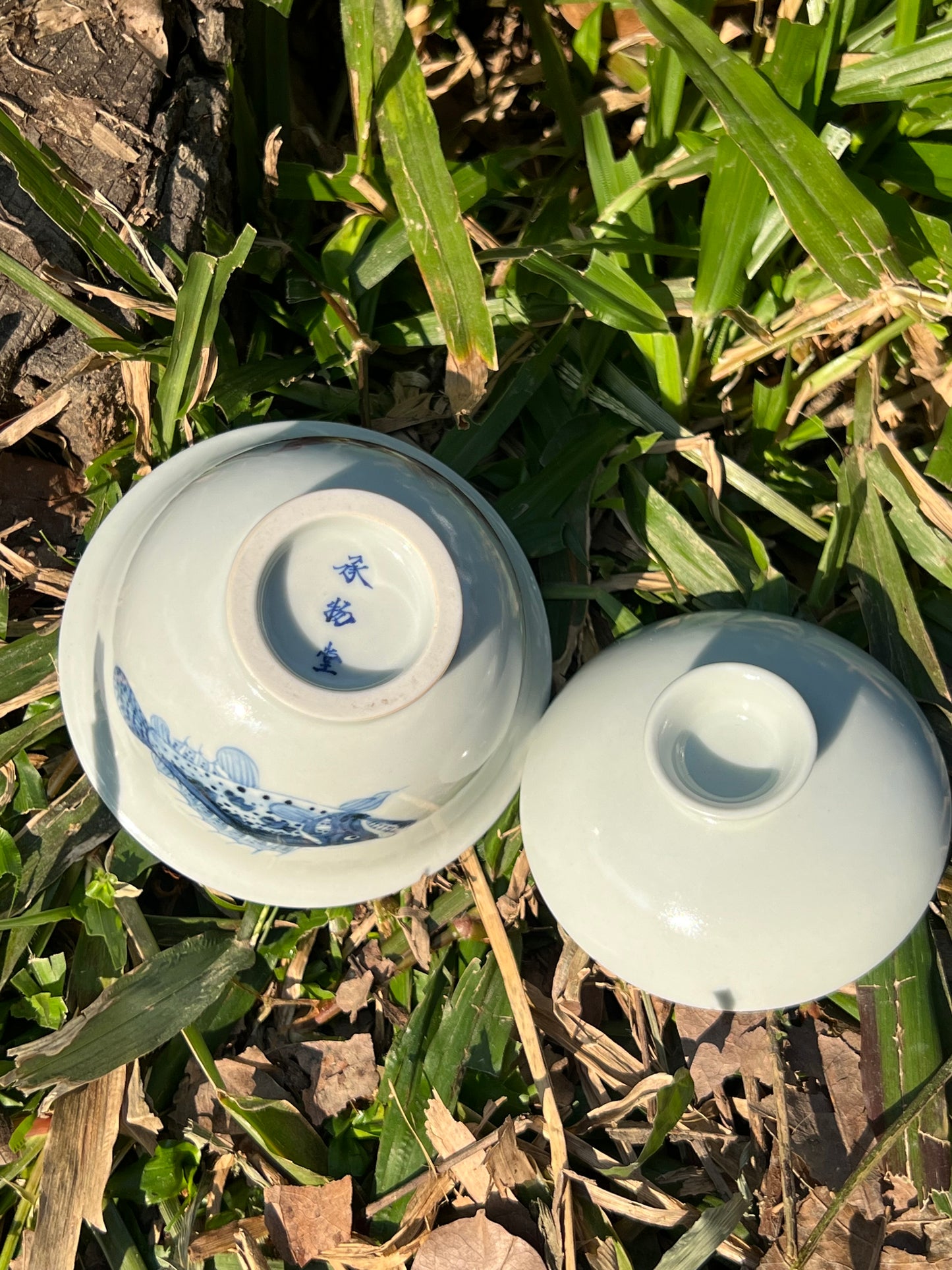 Hand Painted Chinese Blue and White Underglaze Red Porecelain Gaiwan Gui Fish Pattern Teaware Jingdezhen Master Ceramic Artwork