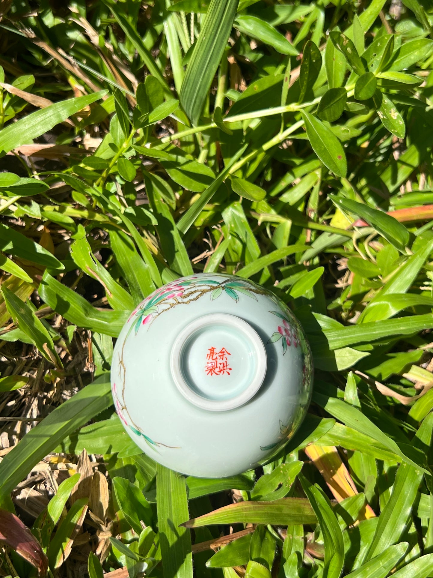 this is Chinese Jingdezhen famille rose gaiwan. this is a ceramic teapot