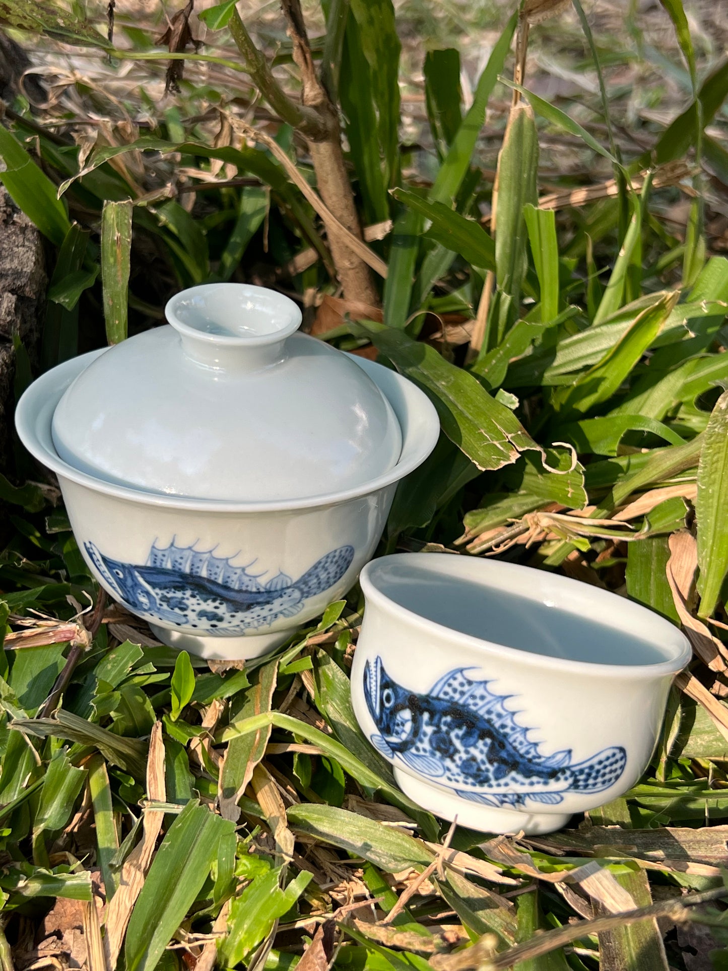 Hand Painted Chinese Blue and White Underglaze Red Porecelain Gaiwan Gui Fish Pattern Teaware Jingdezhen Master Ceramic Artwork