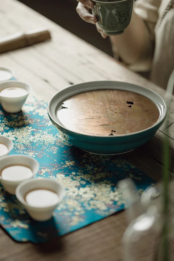 This is a gambiered canton silk xiangyunsha flower tea table cloth