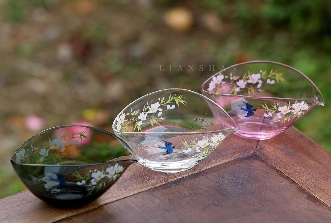 This is a transparent glass faircup gongdaobei