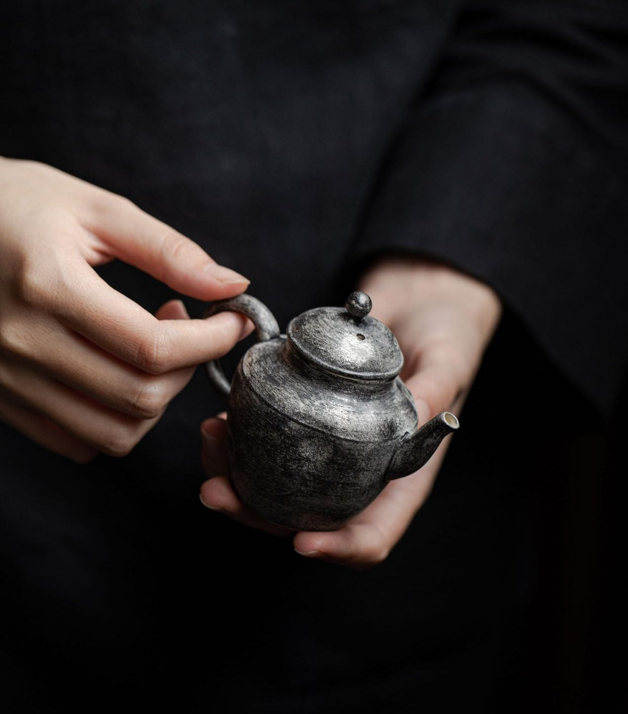 This is a ceramic teapot.this is a kohiki teapot