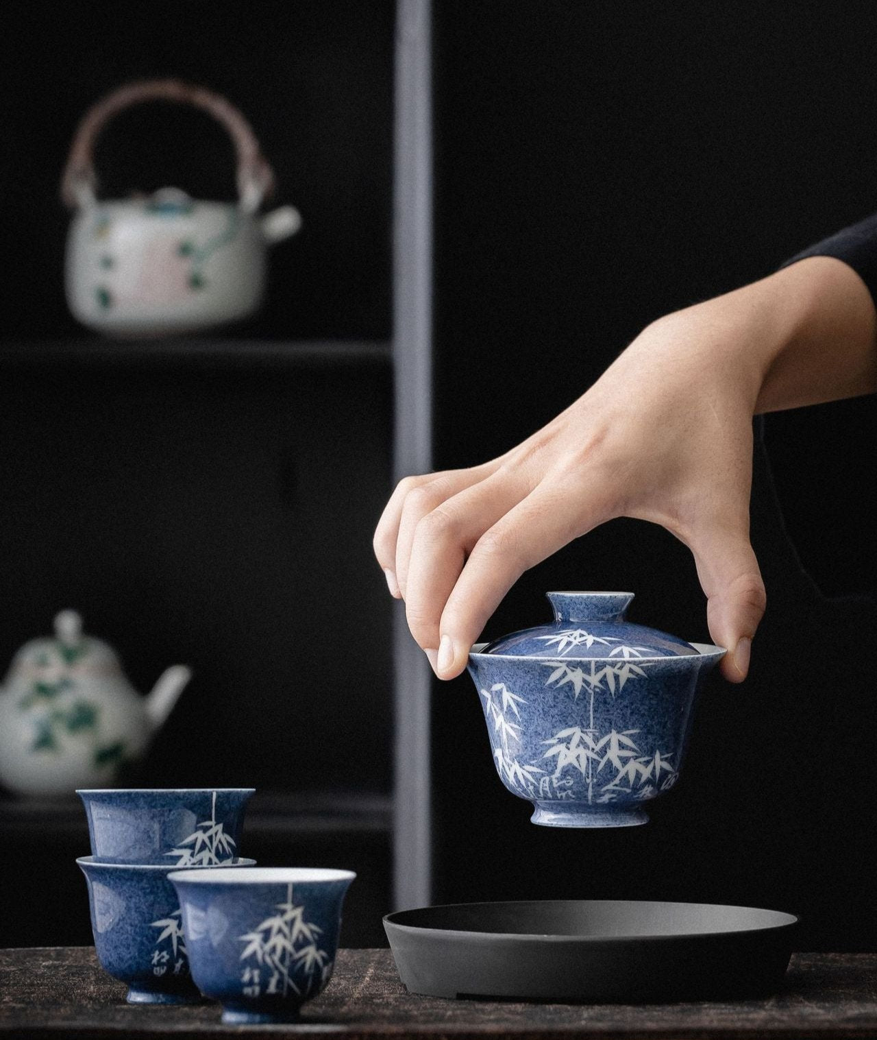 This is a ceramic teapot.this is a ceramic gaiwan