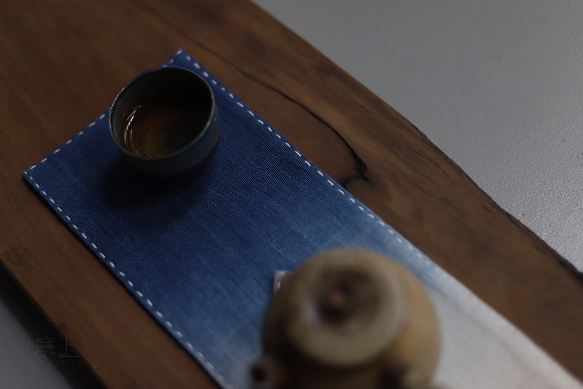 This is a indigo-dyed tea mat.this is a gradient color tea table cloth