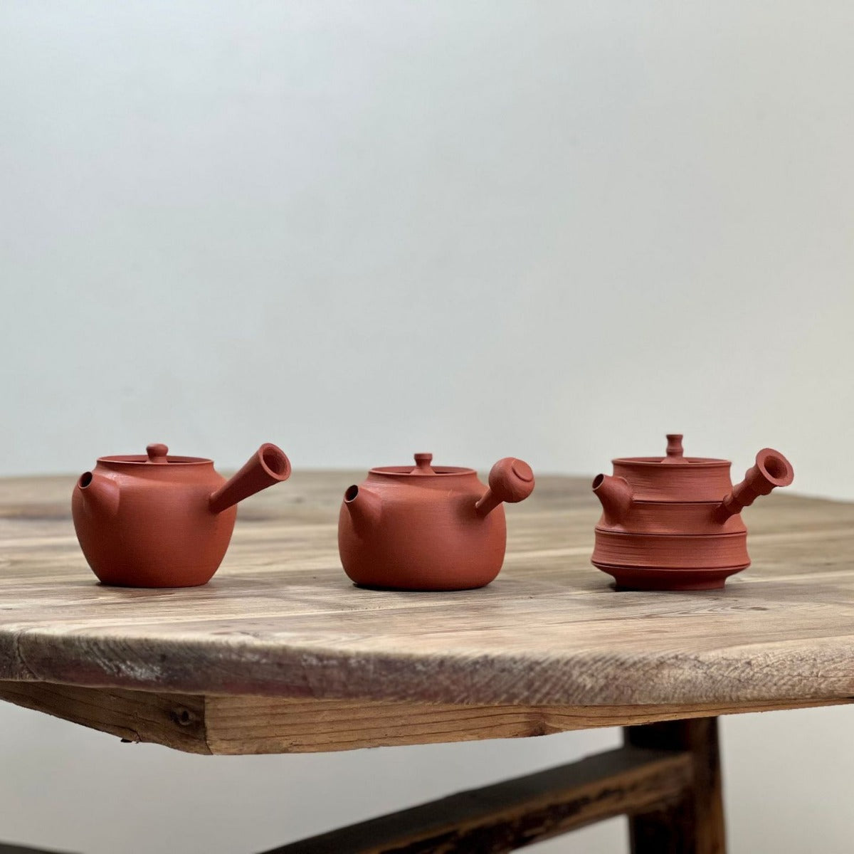 This is a Chaozhou side handle teapot.this is Chaozhou red clay zhuni teapot