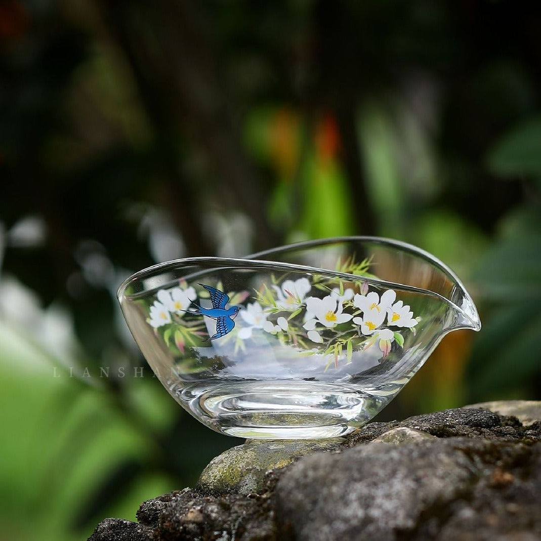 This is a transparent glass faircup gongdaobei