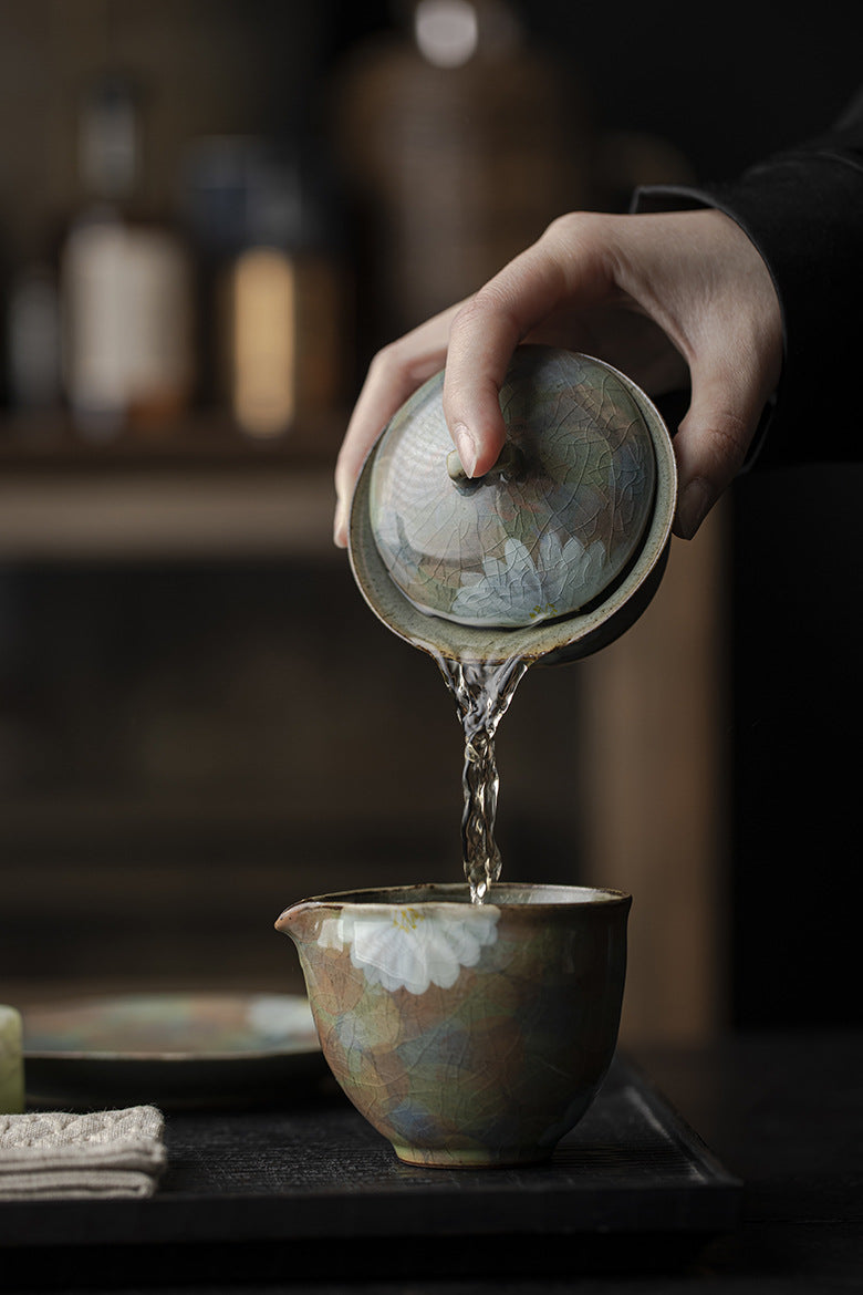 This is a ceramic teapot.this is a ceramic gaiwan