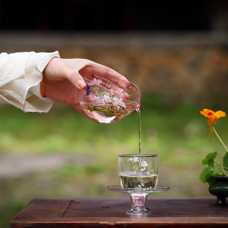 This is a transparent glass faircup gongdaobei